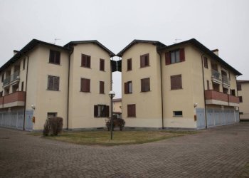 Facciata - Trilocale via Alcide De Gasperi, Rosate - foto 3