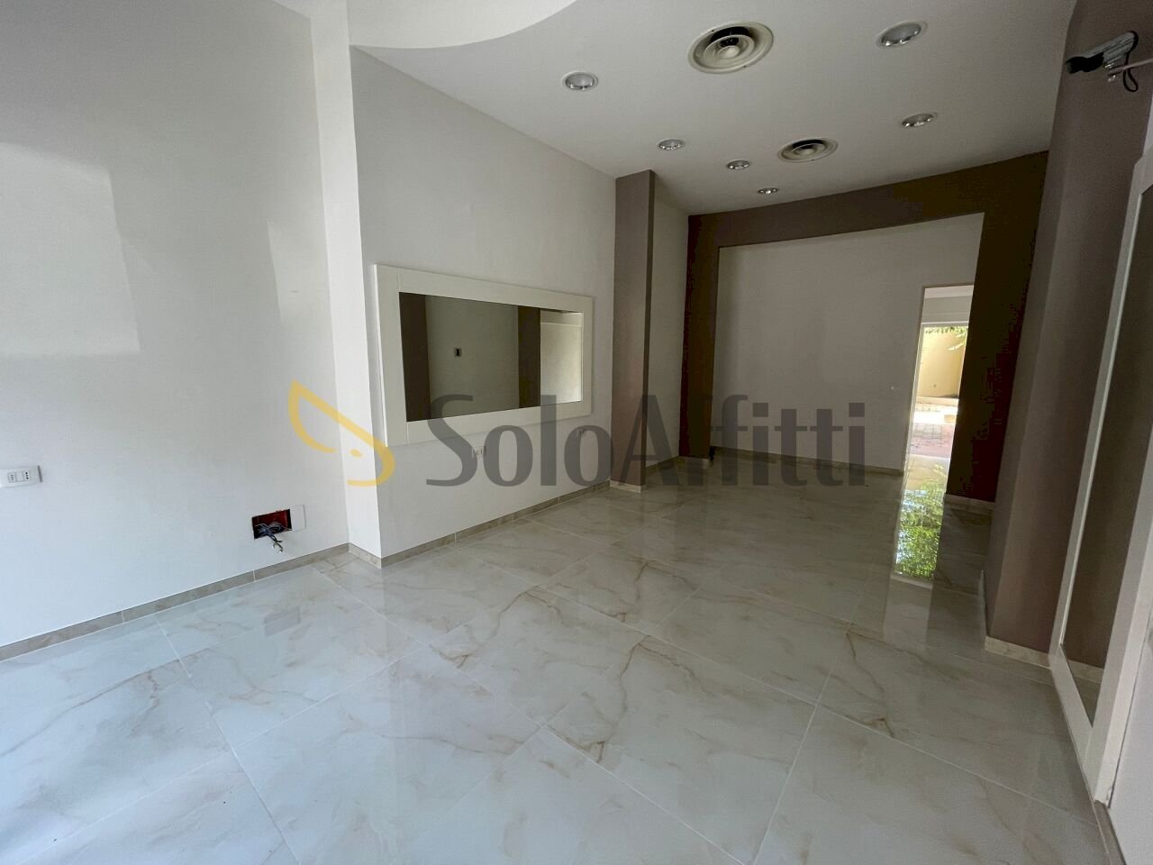 1b872b7c-ba45-4d44-8e75-2047082680a3.jpeg - Commercial Premises Firenze - photo 2