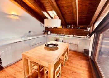 AFFITTO VERRAND -  ZONA PRANZO E CUCINA A VISTA - Trilocale Prè-Saint-Didier - foto 8