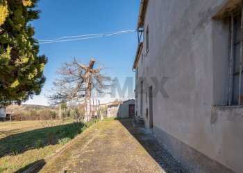 Edificio all\'aperto - Independent house Fonte del Piano
 
19, Cingoli - photo 18