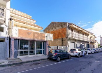 Edificio all\'aperto - Quadrilocale Via Croce
 
140, Aci Catena - foto 1