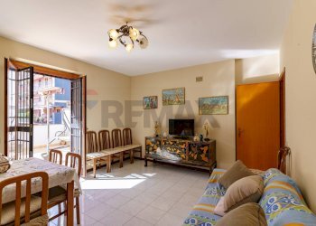 Sala da pranzo - Quadrilocale Via Croce
 
140, Aci Catena - foto 23