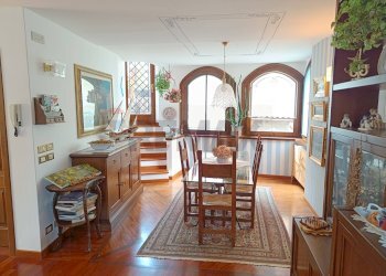 Sala da pranzo - Casa indipendente Via Siviano
 
169, Monte Isola - foto 32
