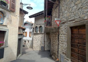 Edificio all\'aperto - Casa indipendente Via Siviano
 
169, Monte Isola - foto 57