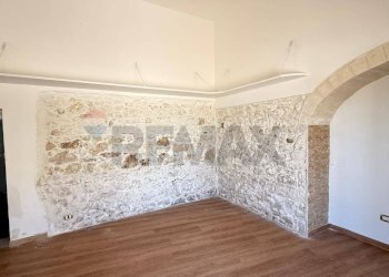 Stanza vuota - Locale Commerciale Via S. Naccarati
 
20, Vieste - foto 4