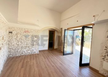 Stanza vuota - Locale Commerciale Via S. Naccarati
 
20, Vieste - foto 5