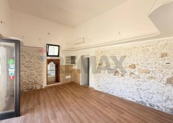 Stanza vuota - Locale Commerciale Via S. Naccarati
 
20, Vieste - foto 6