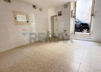 Stanza vuota - Locale Commerciale Via S. Naccarati
 
20, Vieste - foto 9