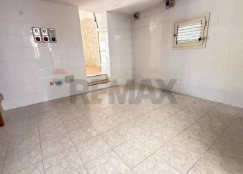 Stanza vuota - Locale Commerciale Via S. Naccarati
 
20, Vieste - foto 10