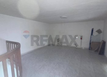 Stanza vuota - Locale Commerciale Via S. Naccarati
 
20, Vieste - foto 15