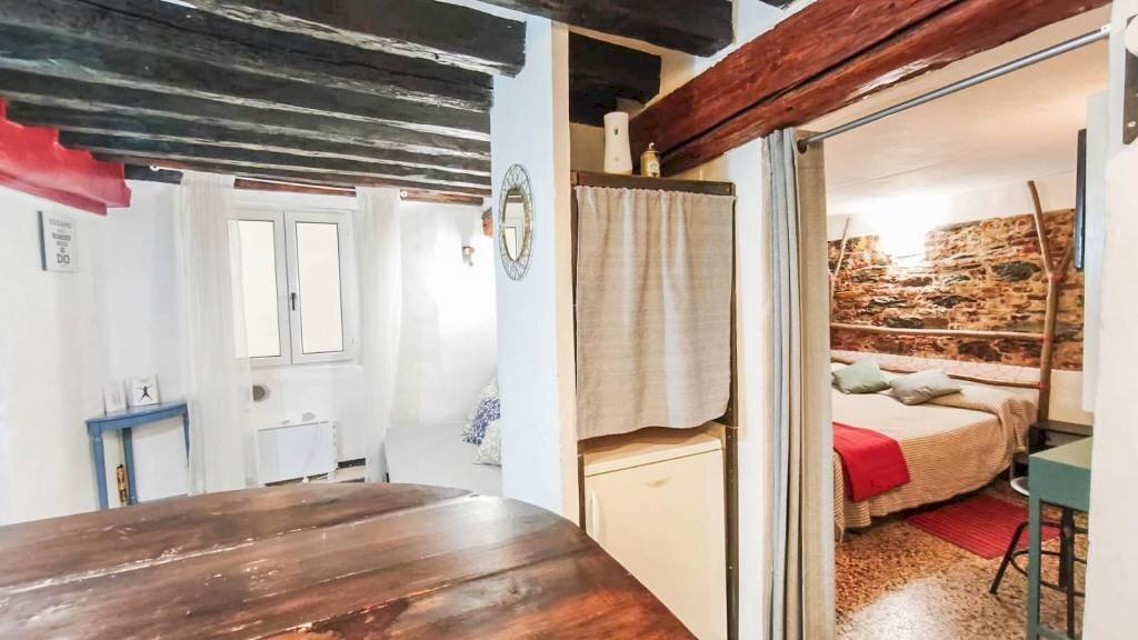 Soggiorno - Bilocale vico delle Mele, Genova (zona Centro Storico) - foto 2