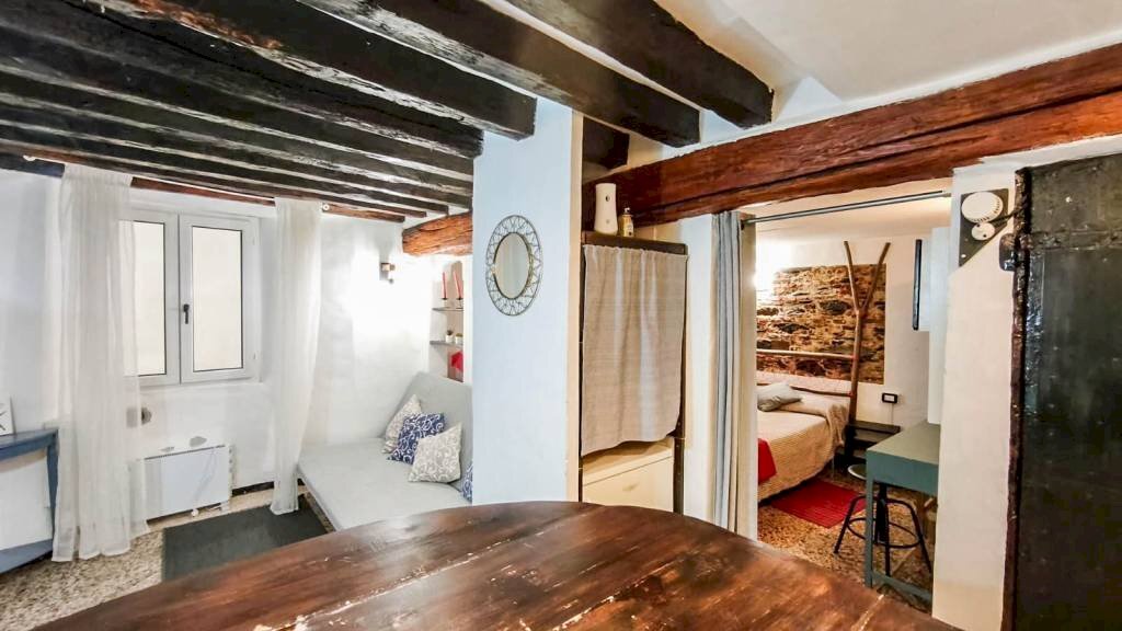 Soggiorno - Bilocale vico delle Mele, Genova (zona Centro Storico) - foto 3