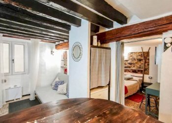 Soggiorno - Bilocale vico delle Mele, Genova (zona Centro Storico) - foto 3