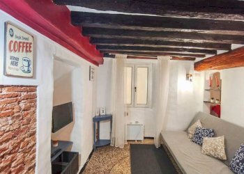 Soggiorno - Bilocale vico delle Mele, Genova (zona Centro Storico) - foto 9