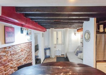 Soggiorno - Bilocale vico delle Mele, Genova (zona Centro Storico) - foto 10
