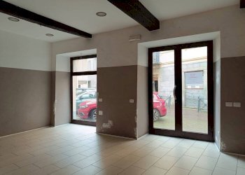 Interno palazzo - Negozio via Silvio Pellico, 5, Pinerolo - foto 3