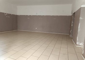 Stanza non arredata - Negozio via Silvio Pellico, 5, Pinerolo - foto 6