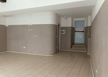 Stanza non arredata - Negozio via Silvio Pellico, 5, Pinerolo - foto 7