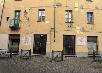 Facciata - Negozio via Silvio Pellico, 5, Pinerolo - foto 22