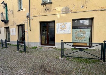 Facciata - Negozio via Silvio Pellico, 5, Pinerolo - foto 23