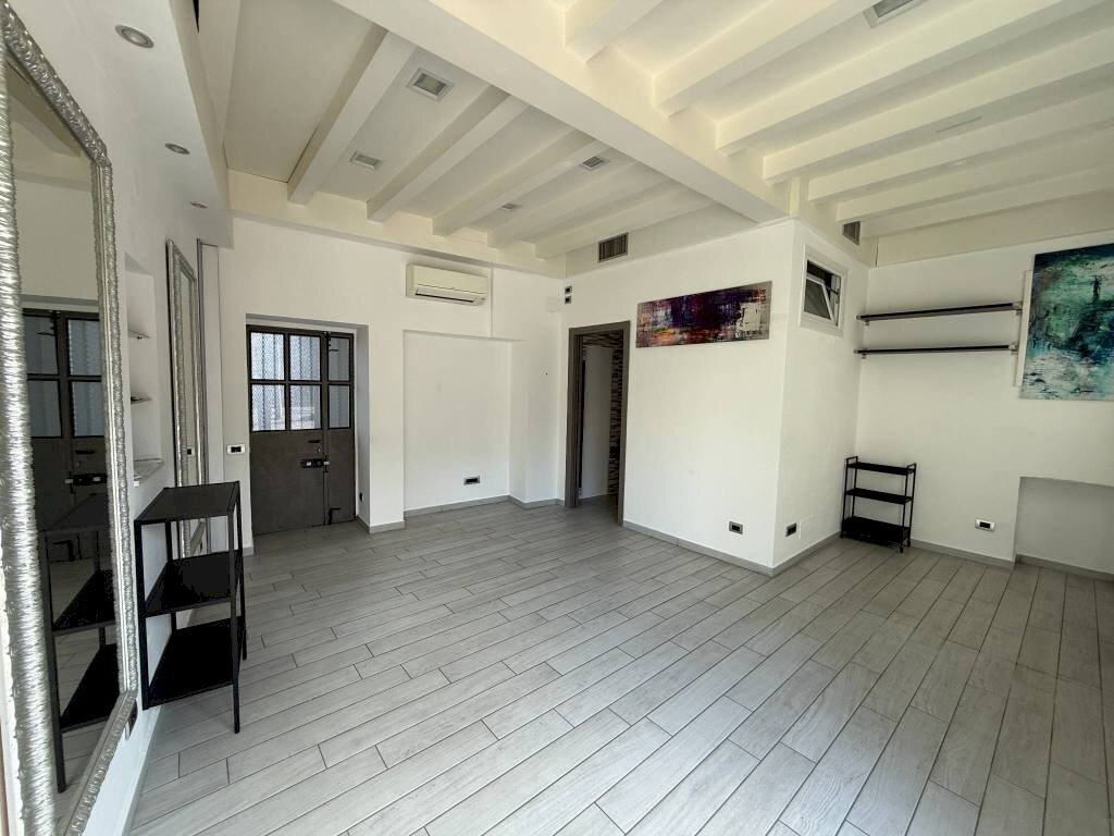 Interno non residenziale - Negozio via Camillo Benso di Cavour, 21, Bollate - foto 1