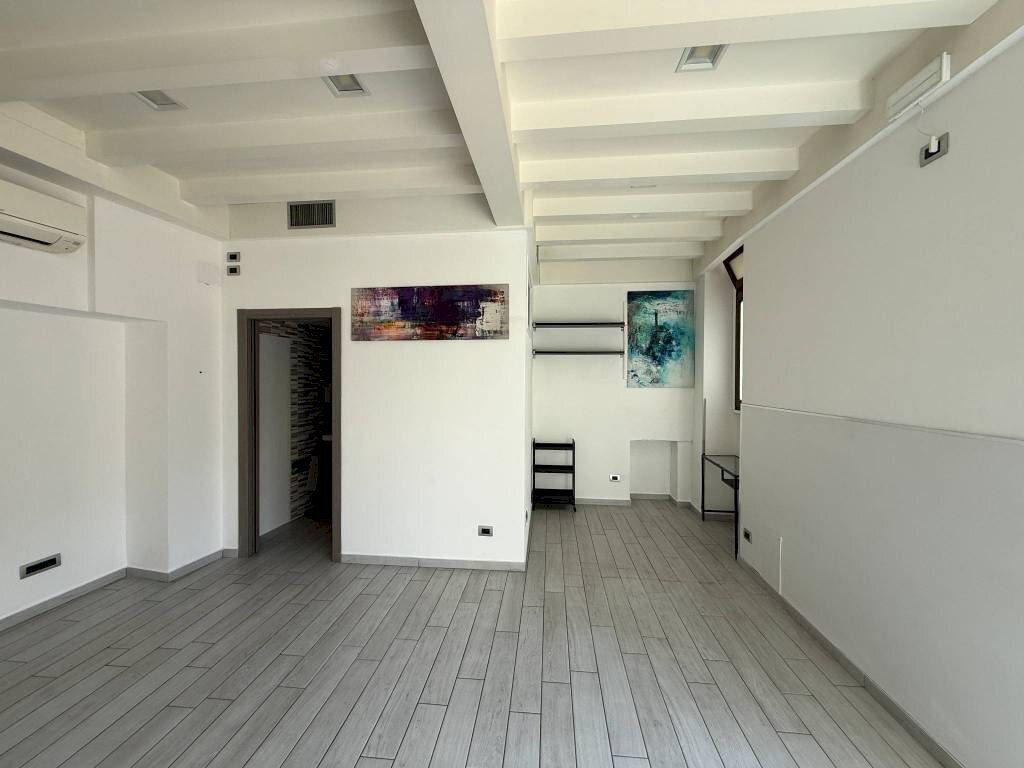 Interno non residenziale - Negozio via Camillo Benso di Cavour, 21, Bollate - foto 2