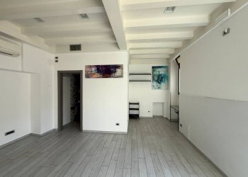 Interno non residenziale - Negozio via Camillo Benso di Cavour, 21, Bollate - foto 2