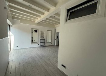 Interno non residenziale - Negozio via Camillo Benso di Cavour, 21, Bollate - foto 3