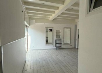 Interno non residenziale - Negozio via Camillo Benso di Cavour, 21, Bollate - foto 4