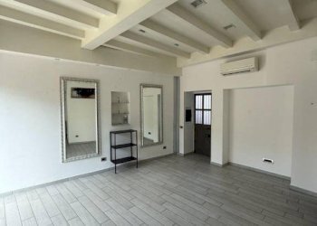 Interno non residenziale - Negozio via Camillo Benso di Cavour, 21, Bollate - foto 5
