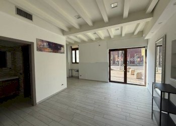 Interno non residenziale - Negozio via Camillo Benso di Cavour, 21, Bollate - foto 6