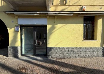 Facciata - Negozio via Camillo Benso di Cavour, 21, Bollate - foto 12