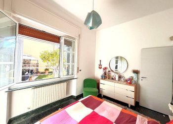 Camera da letto - Quadrilocale via Giovanni Battista Niccolini, 77, frazione Quinto Al Mare, Genova - foto 17