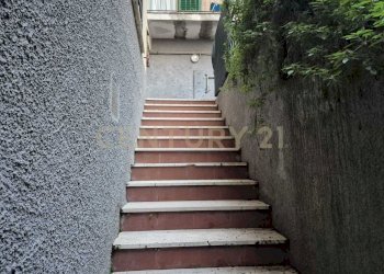 scala discesa accesso al magazzino foto 1.jpeg - Magazzino VIA GIOVANNI PASCOLI, Castiglione della Pescaia - foto 3