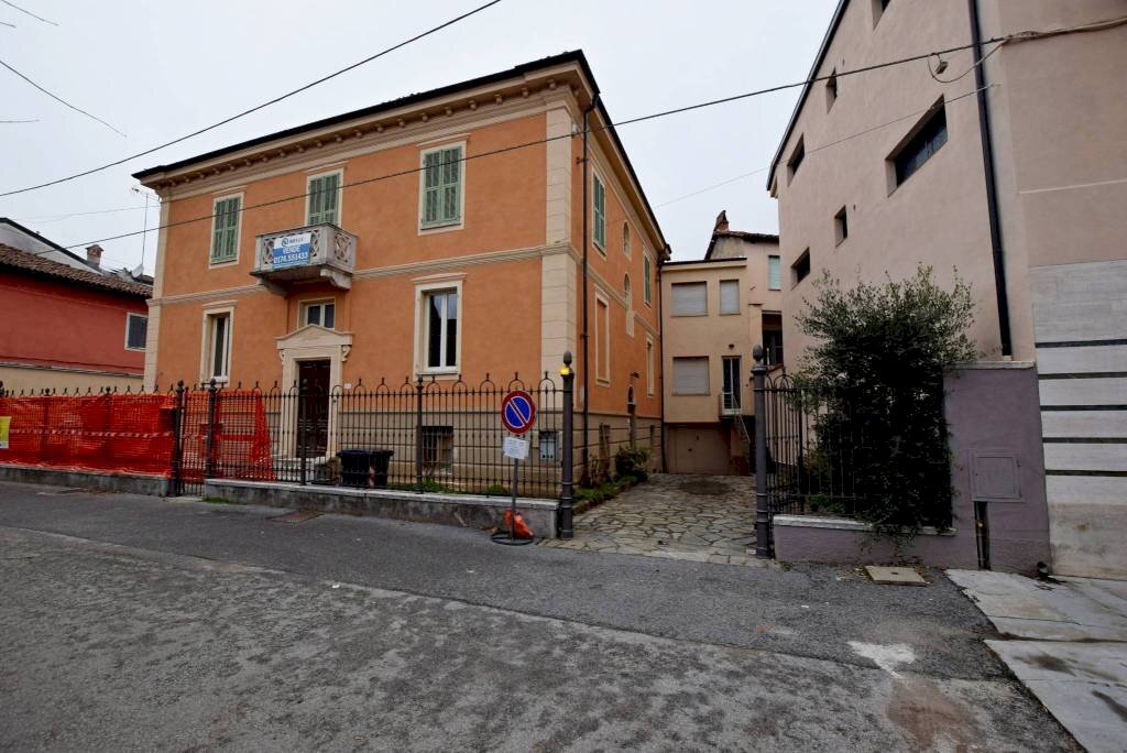 Facciata - Appartamento piazza Generale Giuseppe Perotti, 10, Carrù - foto 1