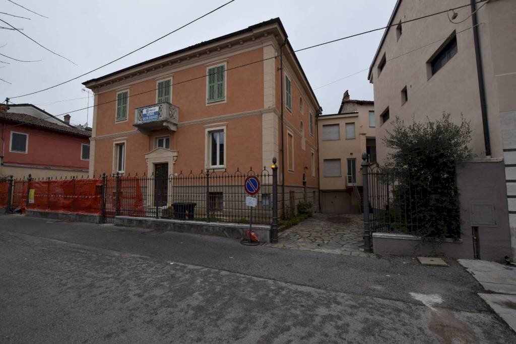 Facciata - Appartamento piazza Generale Giuseppe Perotti, 10, Carrù - foto 2
