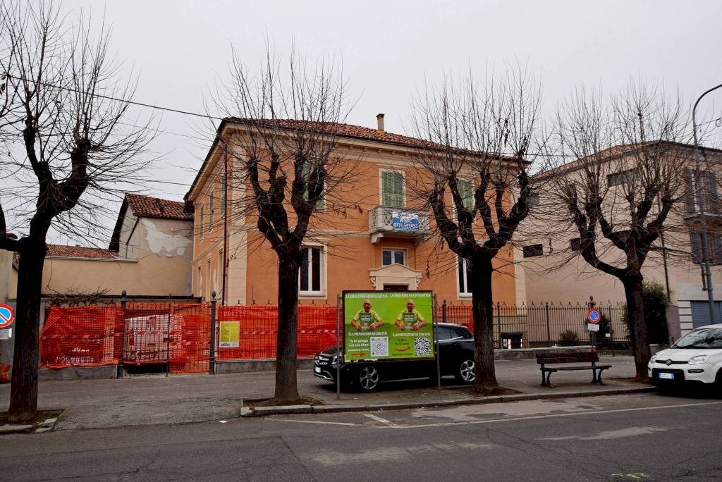 Facciata - Appartamento piazza Generale Giuseppe Perotti, 10, Carrù - foto 3