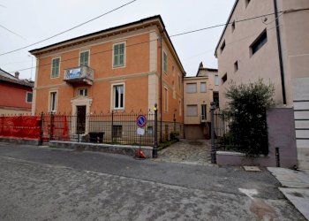 Facciata - Appartamento piazza Generale Giuseppe Perotti, 10, Carrù - foto 1