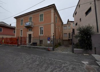 Facciata - Appartamento piazza Generale Giuseppe Perotti, 10, Carrù - foto 2