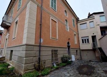 Facciata - Appartamento piazza Generale Giuseppe Perotti, 10, Carrù - foto 4