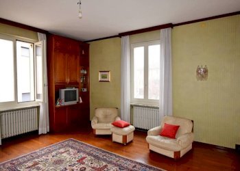 Salone - Appartamento piazza Generale Giuseppe Perotti, 10, Carrù - foto 14