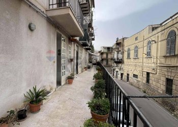 Balcone d\'ingresso comune - Quadrilocale Corso dei Mille
 
73, Altofonte - foto 25