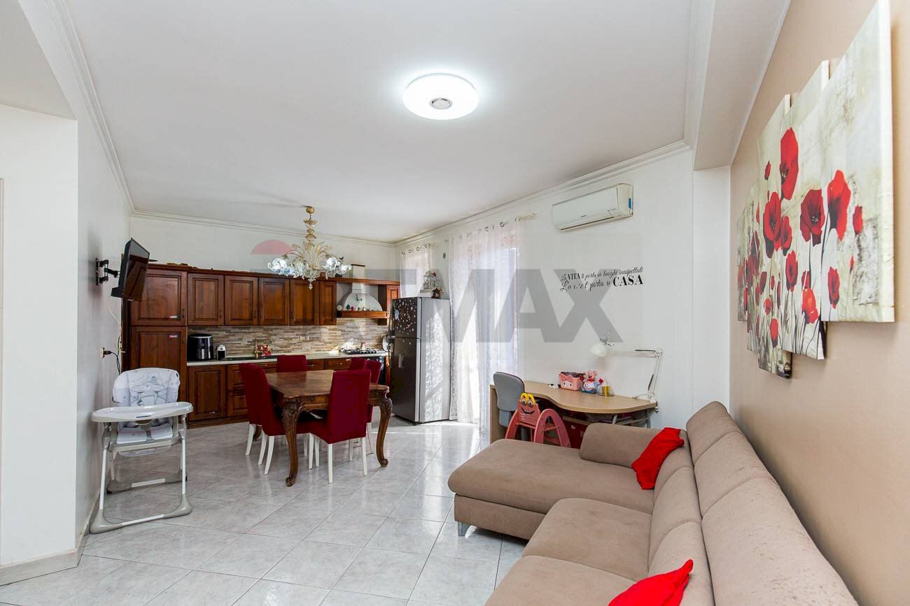 Sala da pranzo - Quadrilocale Via San Giacomo
 
38, Aci Catena - foto 2