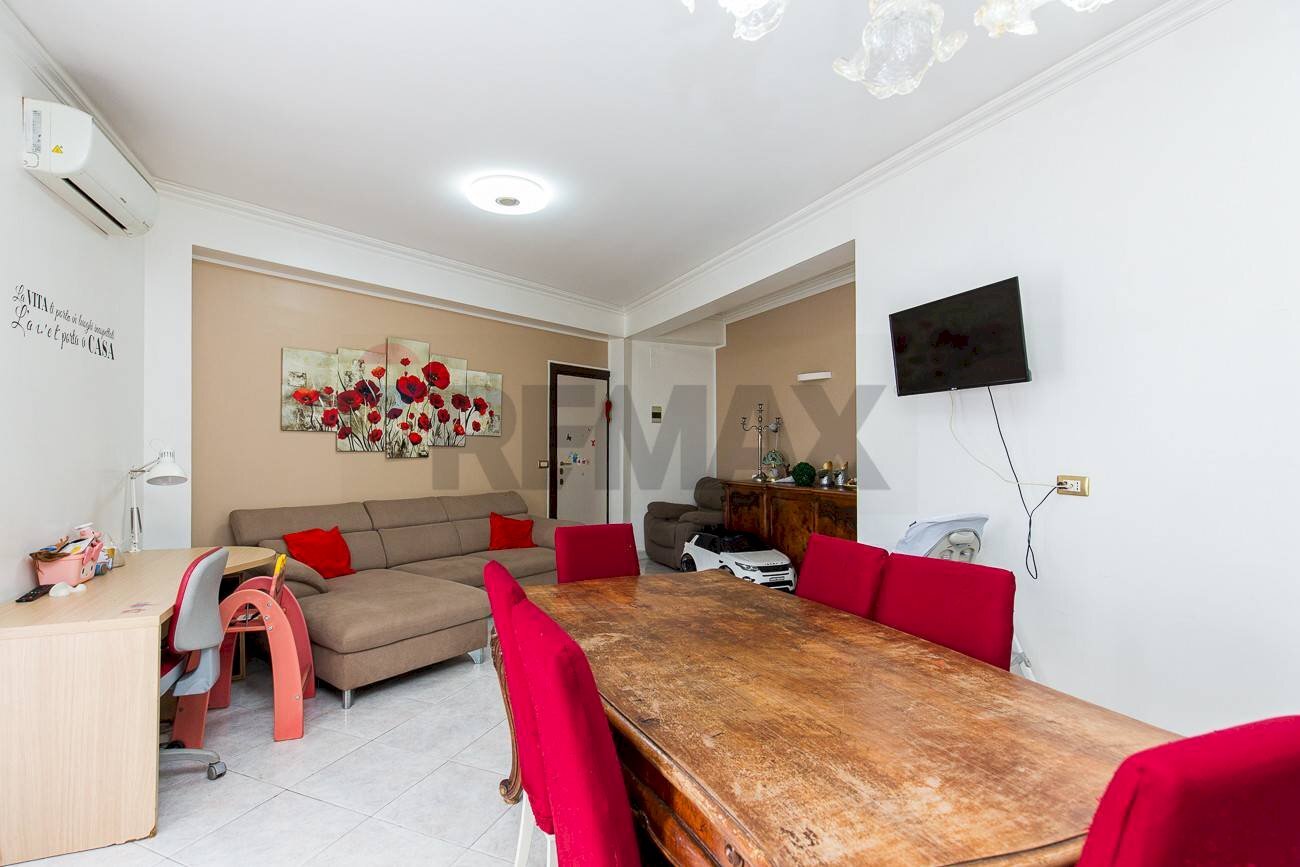 Sala da pranzo - Quadrilocale Via San Giacomo
 
38, Aci Catena - foto 3