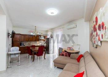 Sala da pranzo - Quadrilocale Via San Giacomo
 
38, Aci Catena - foto 2