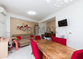 Sala da pranzo - Quadrilocale Via San Giacomo
 
38, Aci Catena - foto 3