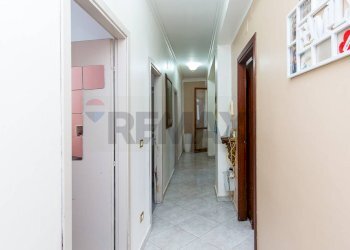 Hall / corridoio - Quadrilocale Via San Giacomo
 
38, Aci Catena - foto 5