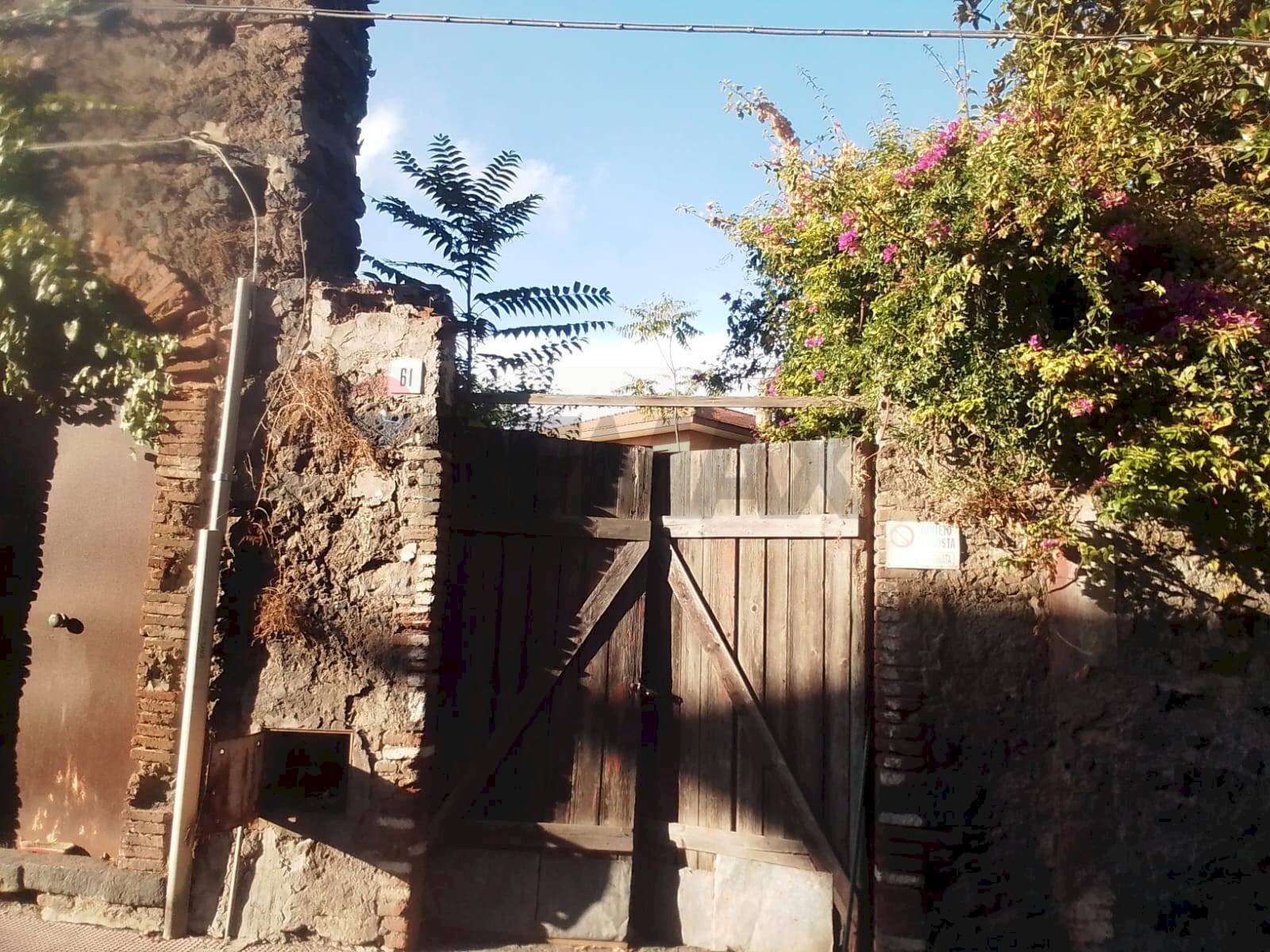 Edificio all\'aperto - Casa indipendente Via Marciano
 
61, San Gregorio di Catania - foto 1