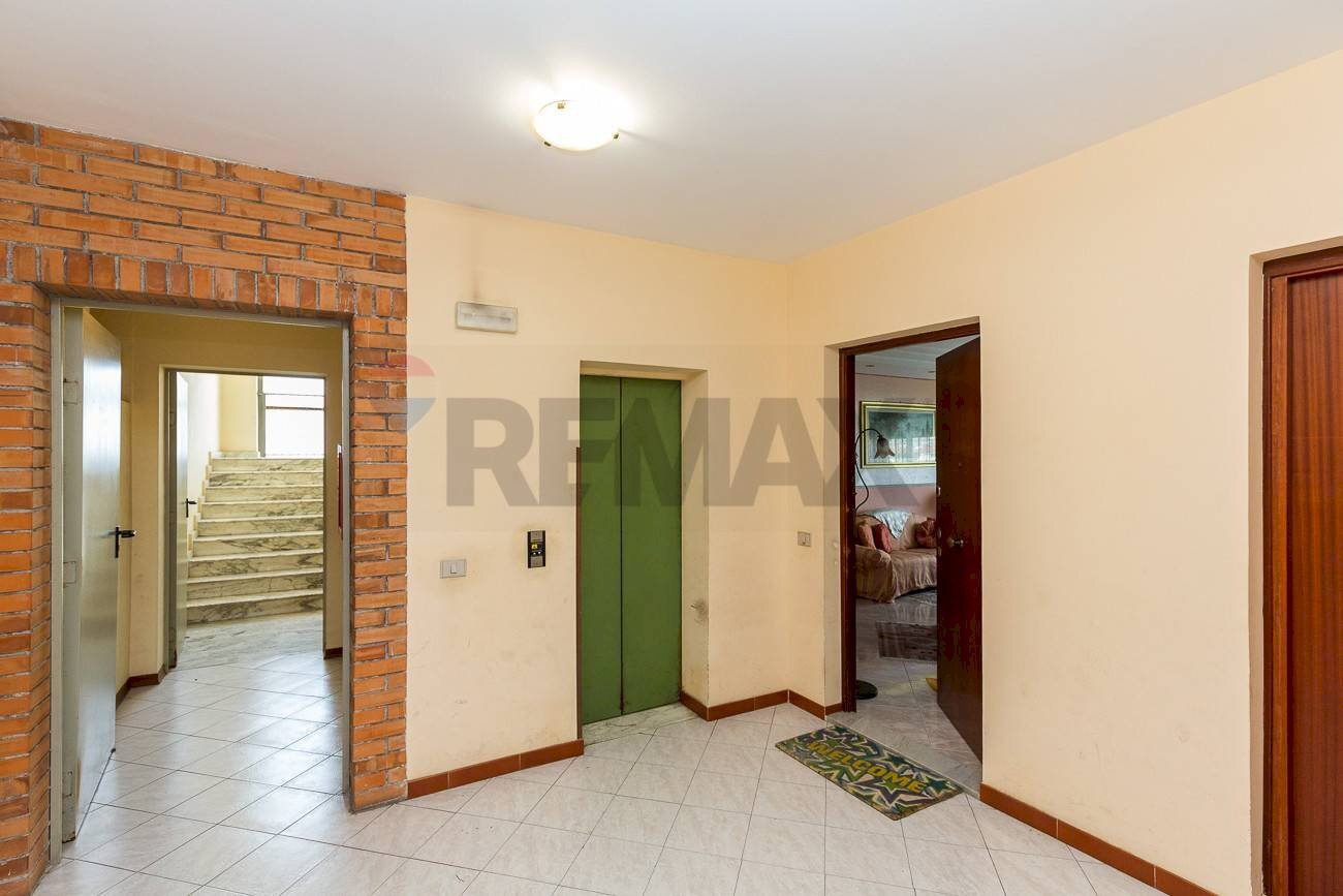 pianerottolo  ingresso - Quadrilocale Viale Librino
 
6, Catania - foto 2