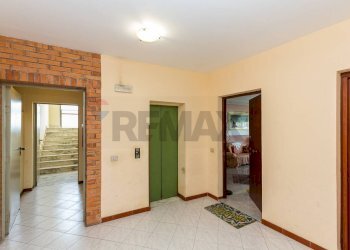 pianerottolo  ingresso - Quadrilocale Viale Librino
 
6, Catania - foto 2